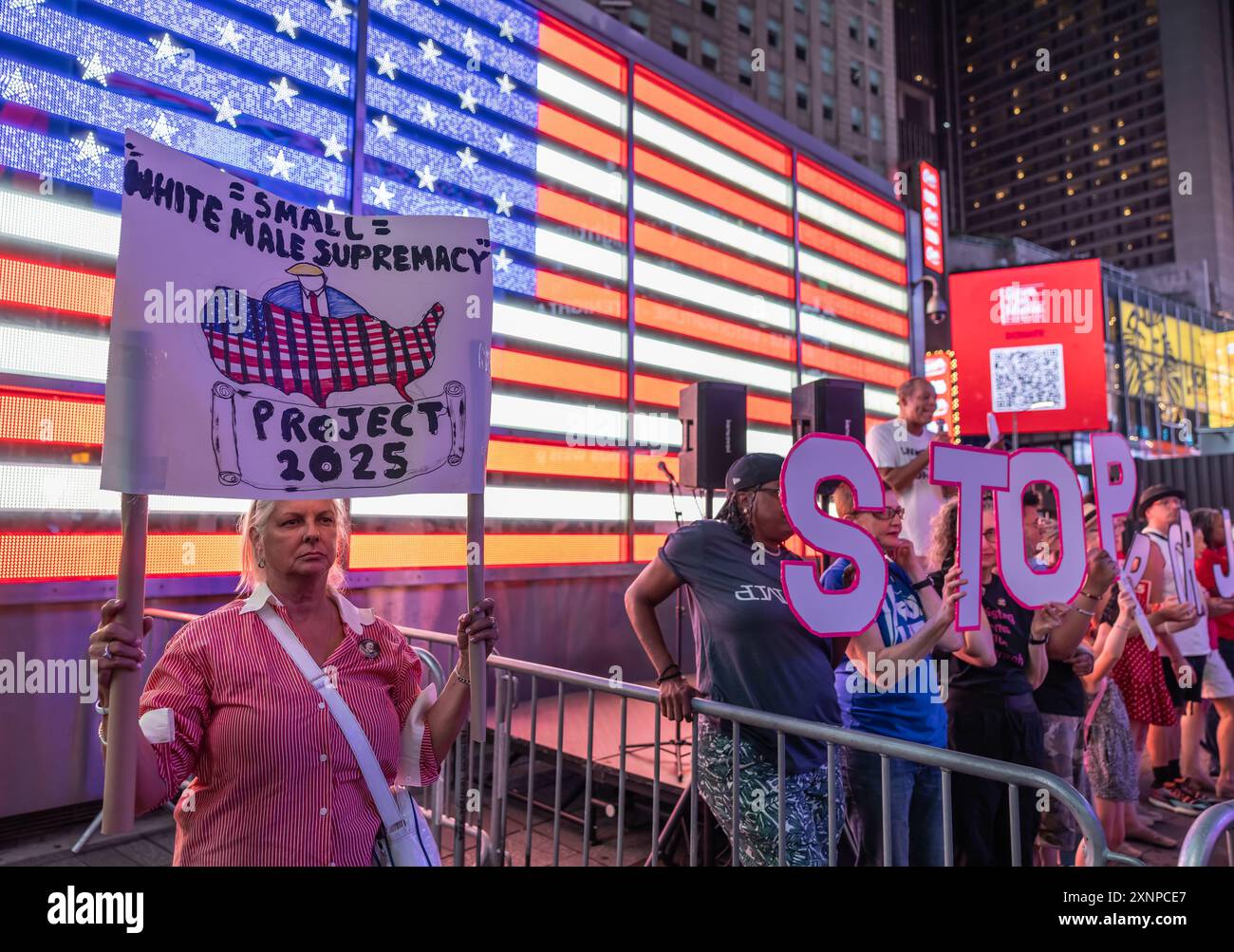 NEW YORK, N.Y. – 27 luglio 2024: Manifestazione dei manifestanti contro il progetto 2025 a Times Square di Manhattan. Foto Stock