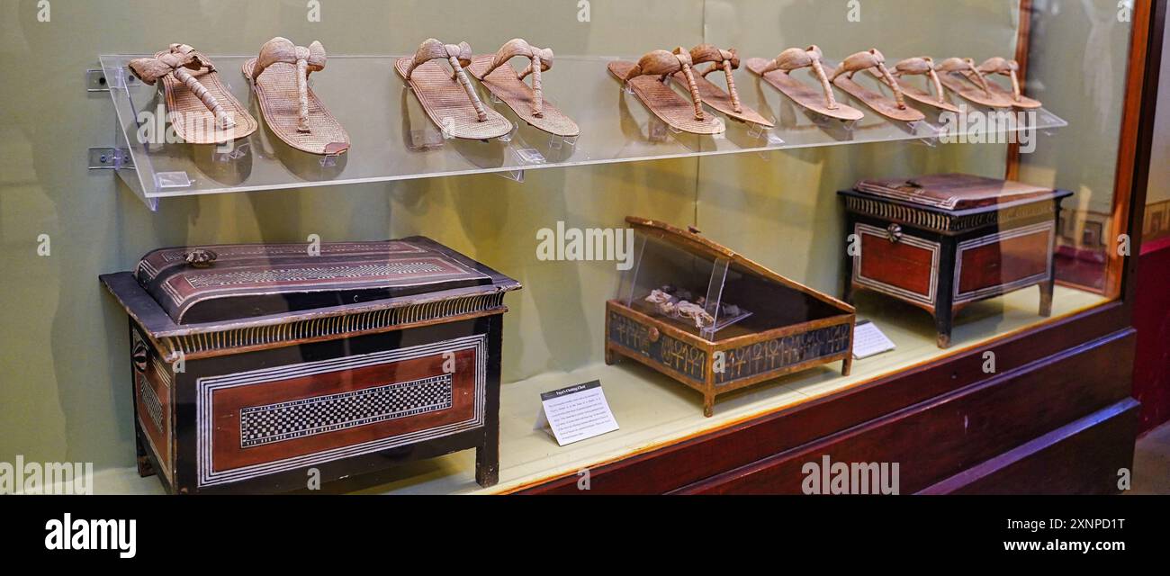 Cairo, Egitto, 31 dicembre 2019: Manufatti funerari, cassettiere di abbigliamento e sandali di Yuya, nonno del faraone Akhenaton dalla sua tomba KV46 a Luxor presso il Museo delle antichità egizie del Cairo, Egitto Foto Stock