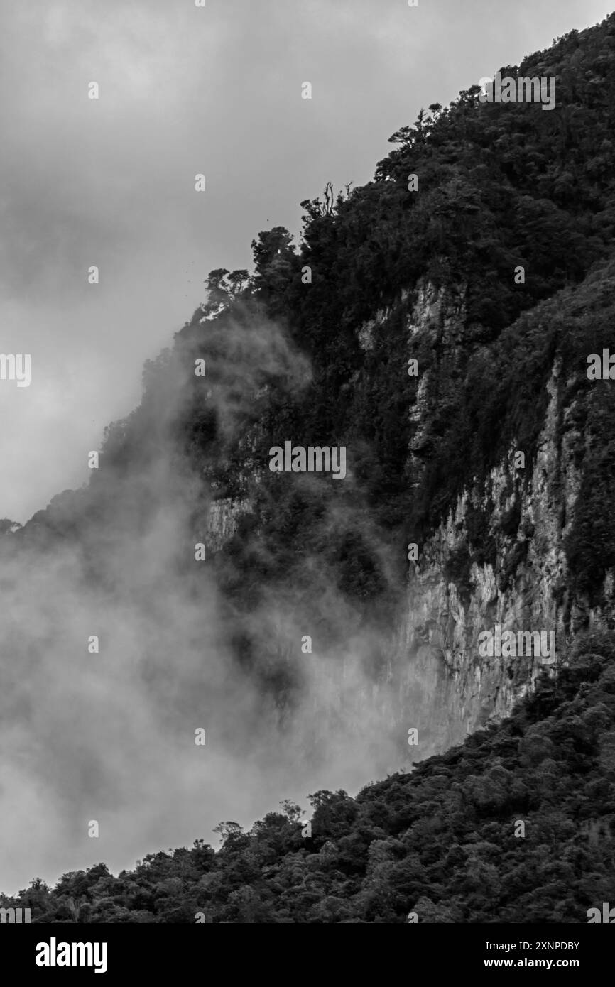 Le nuvole sorgono vicino al Termales del Ruiz Hotel situato a 10.500 piedi nelle Ande - Colombia Foto Stock