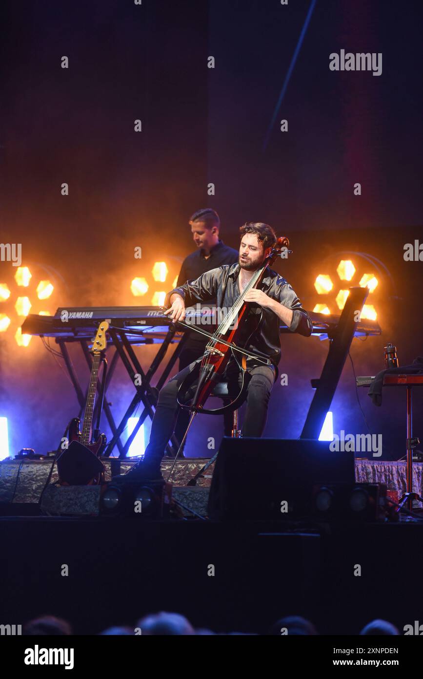 Sitges, Spagna. 1 agosto 2024. Il violoncellista croato Stjepan Hauser (Pola, 15 giugno 1986), noto professionalmente come HAUSER, si esibisce al Jardins de Terramar CaixaBank con i suoi pezzi e musica classica. (Foto di Ramon Costa/SOPA Images/Sipa USA) credito: SIPA USA/Alamy Live News Foto Stock