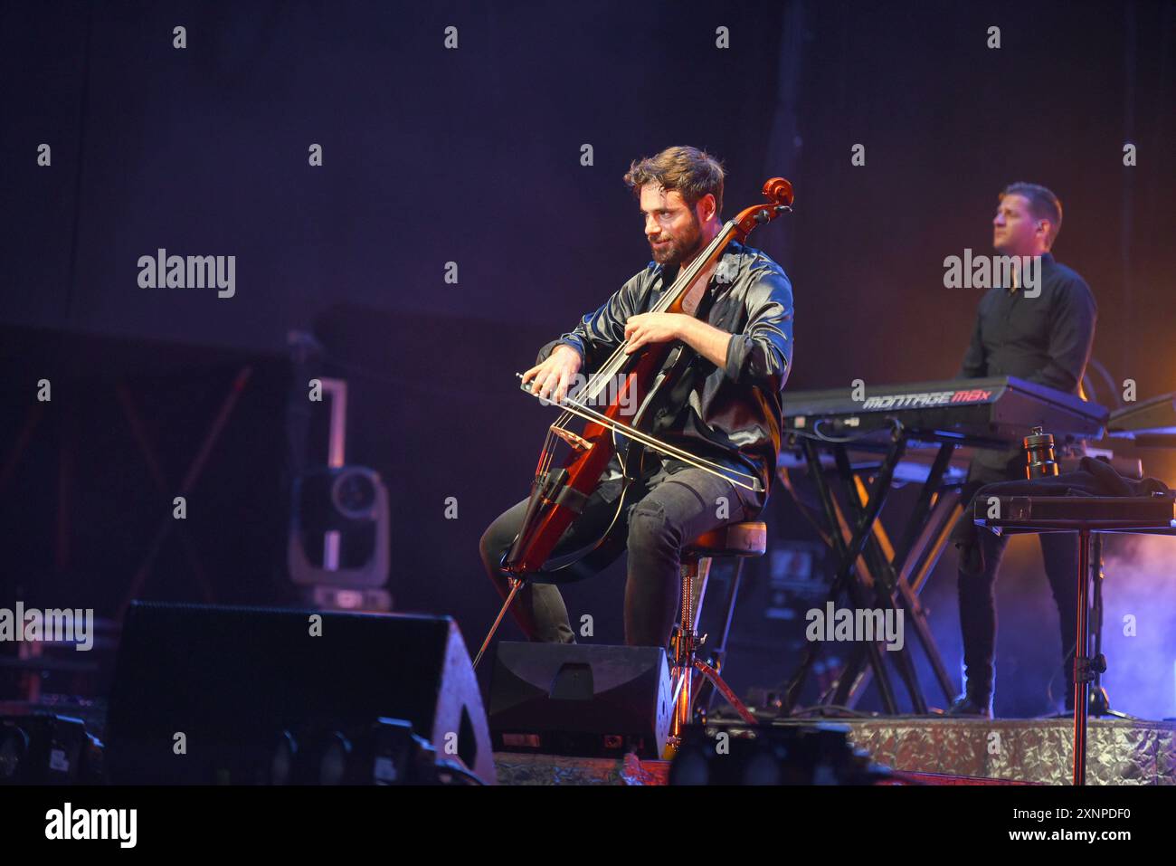 Sitges, Spagna. 1 agosto 2024. Il violoncellista croato Stjepan Hauser (Pola, 15 giugno 1986), noto professionalmente come HAUSER, si esibisce al Jardins de Terramar CaixaBank con i suoi pezzi e musica classica. (Foto di Ramon Costa/SOPA Images/Sipa USA) credito: SIPA USA/Alamy Live News Foto Stock