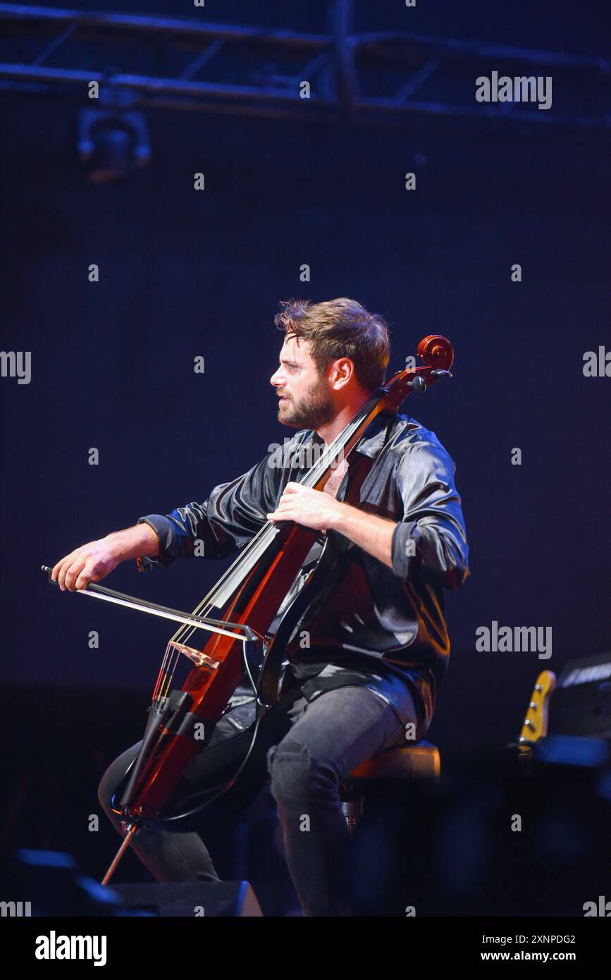 Sitges, Spagna. 1 agosto 2024. Il violoncellista croato Stjepan Hauser (Pola, 15 giugno 1986), noto professionalmente come HAUSER, si esibisce al Jardins de Terramar CaixaBank con i suoi pezzi e musica classica. Credito: SOPA Images Limited/Alamy Live News Foto Stock