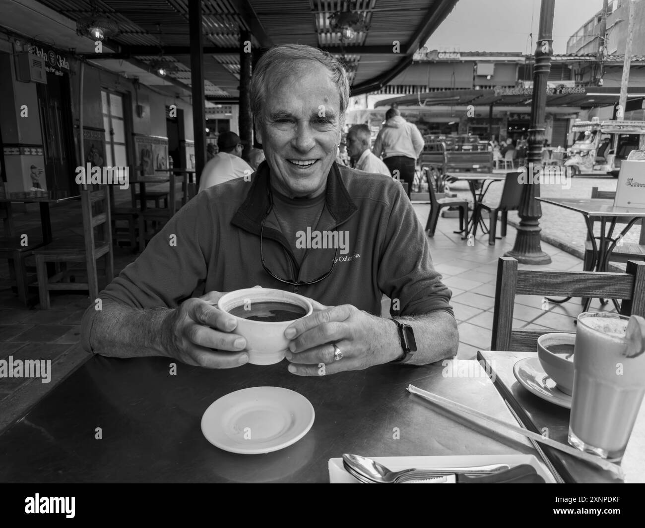 Brian Hollander ha una tazza di caffè a Guatape, in Colombia Foto Stock