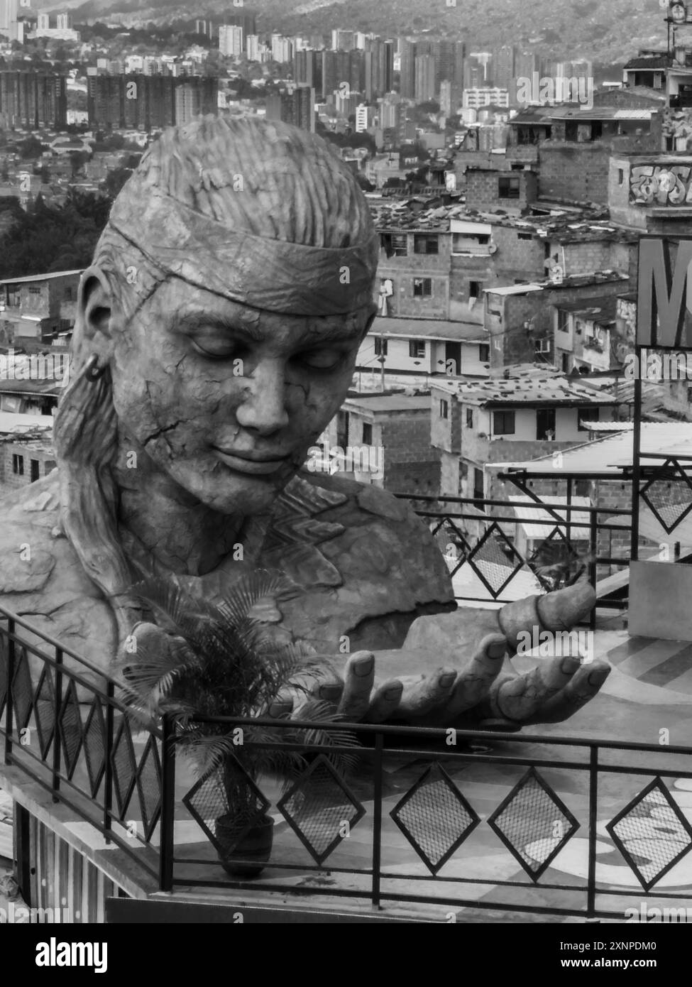 Una gigantesca statua di Pachamama ringrazia la Comuna 13, un barrio a Medellin che un tempo era piuttosto pericoloso ma ora è una destinazione turistica sicura - Medellin, Co Foto Stock
