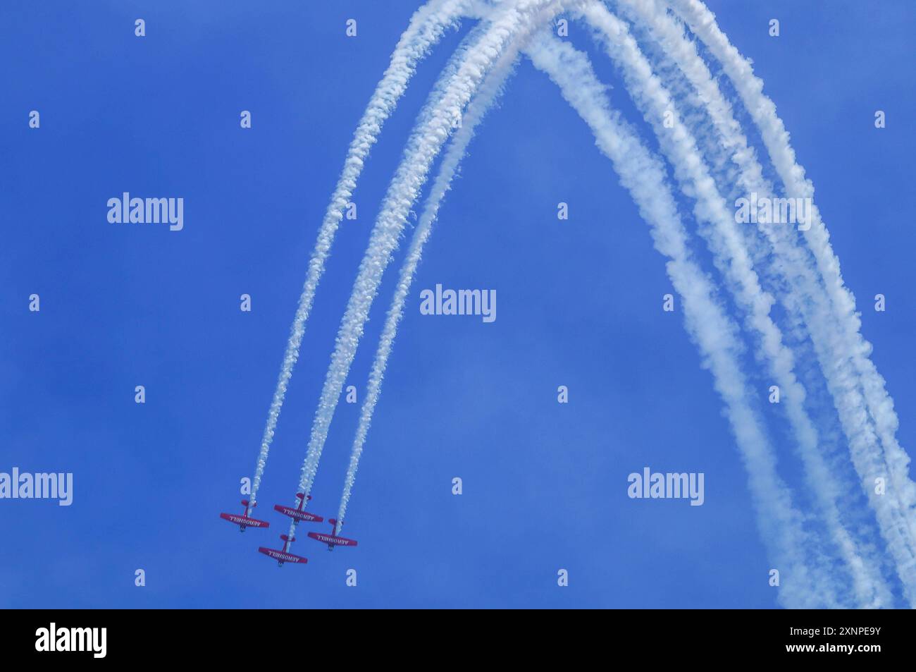 Symbolbild Kunstflugshow, vier Flugzeuge, formazione, Kondensstreifen, blauer Himmel, präzises Fliegen, rote und weiße Lackierung, beeindruckende Flugmanöver, Luftakrobatik, aufregendes Spektakel, Flugshow, lavoro di squadra, Luftfahrtenthusiasten, Flugkünste, Dyische Vorführung, hoher Schwierigkeitsgrad, öffentliche Veranstaltung, Freizeitaktivität, Pilotenfähigkeiten, Aeroshell *** spettacolo acrobatico con immagini simboliche, quattro aerei, formazione, contraglie, cielo blu, volo preciso, livrea rossa e bianca, impressionanti manovre di volo, acrobazie aeree, spettacolo emozionante, spettacolo aereo, lavoro di squadra, aviazione enthus Foto Stock