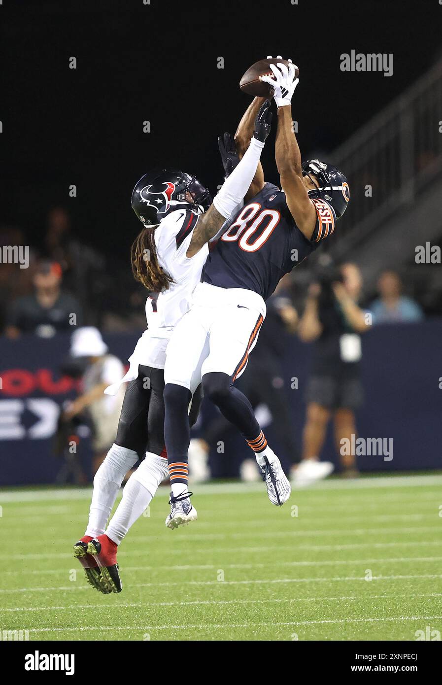Canton, Stati Uniti. 1 agosto 2024. Chicago Bears Colin Johnson (80) fa una presa su Houston Texans Mike Ford (4) nel secondo quarto della partita della Pro Football Hall of Fame a Canton, Ohio, giovedì 1 agosto 2024. Foto di Aaron Josefczyk/UPI credito: UPI/Alamy Live News Foto Stock