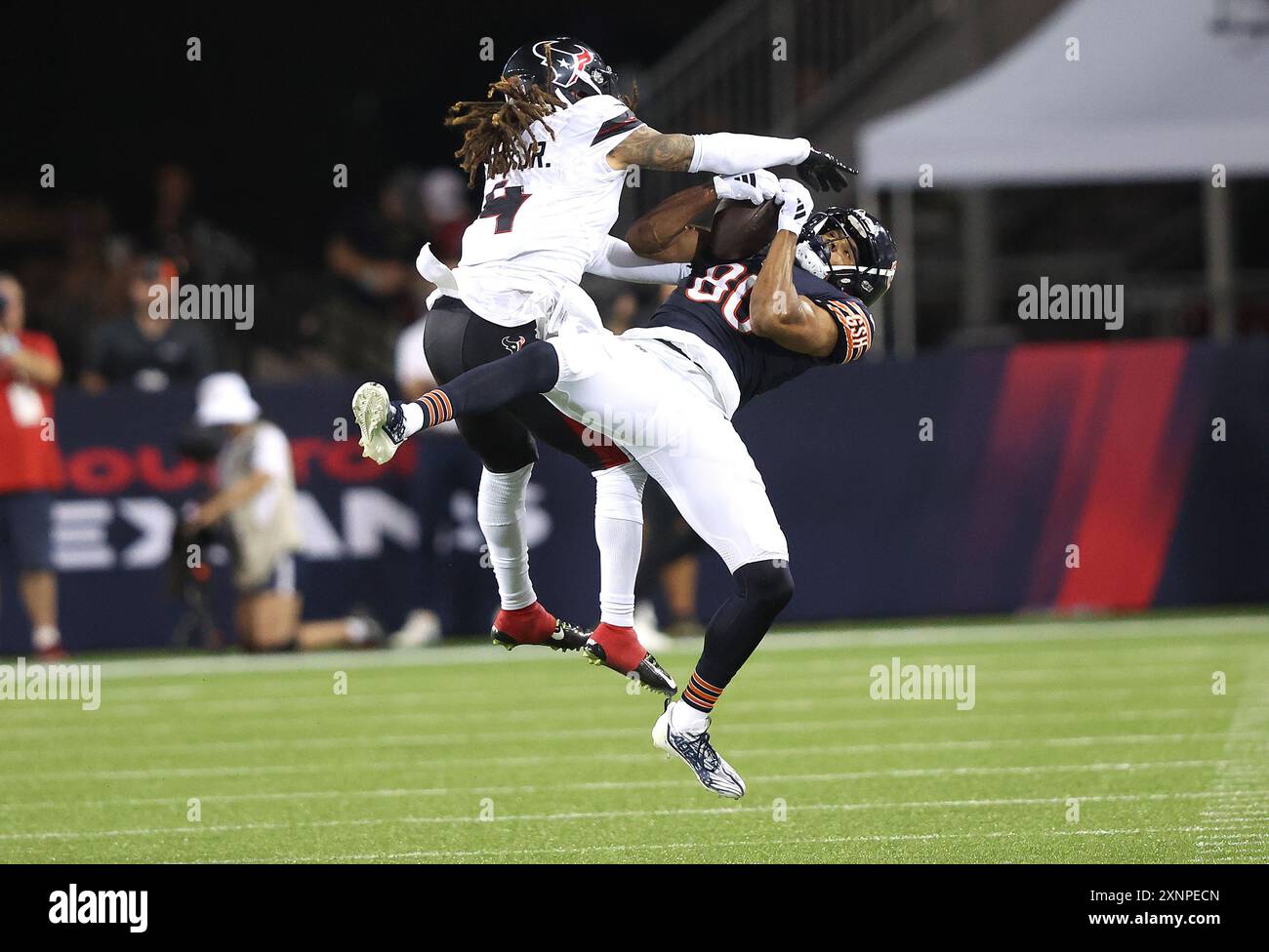 Canton, Stati Uniti. 1 agosto 2024. Chicago Bears Colin Johnson (80) fa una presa su Houston Texans Mike Ford (4) nel secondo quarto della partita della Pro Football Hall of Fame a Canton, Ohio, giovedì 1 agosto 2024. Foto di Aaron Josefczyk/UPI credito: UPI/Alamy Live News Foto Stock