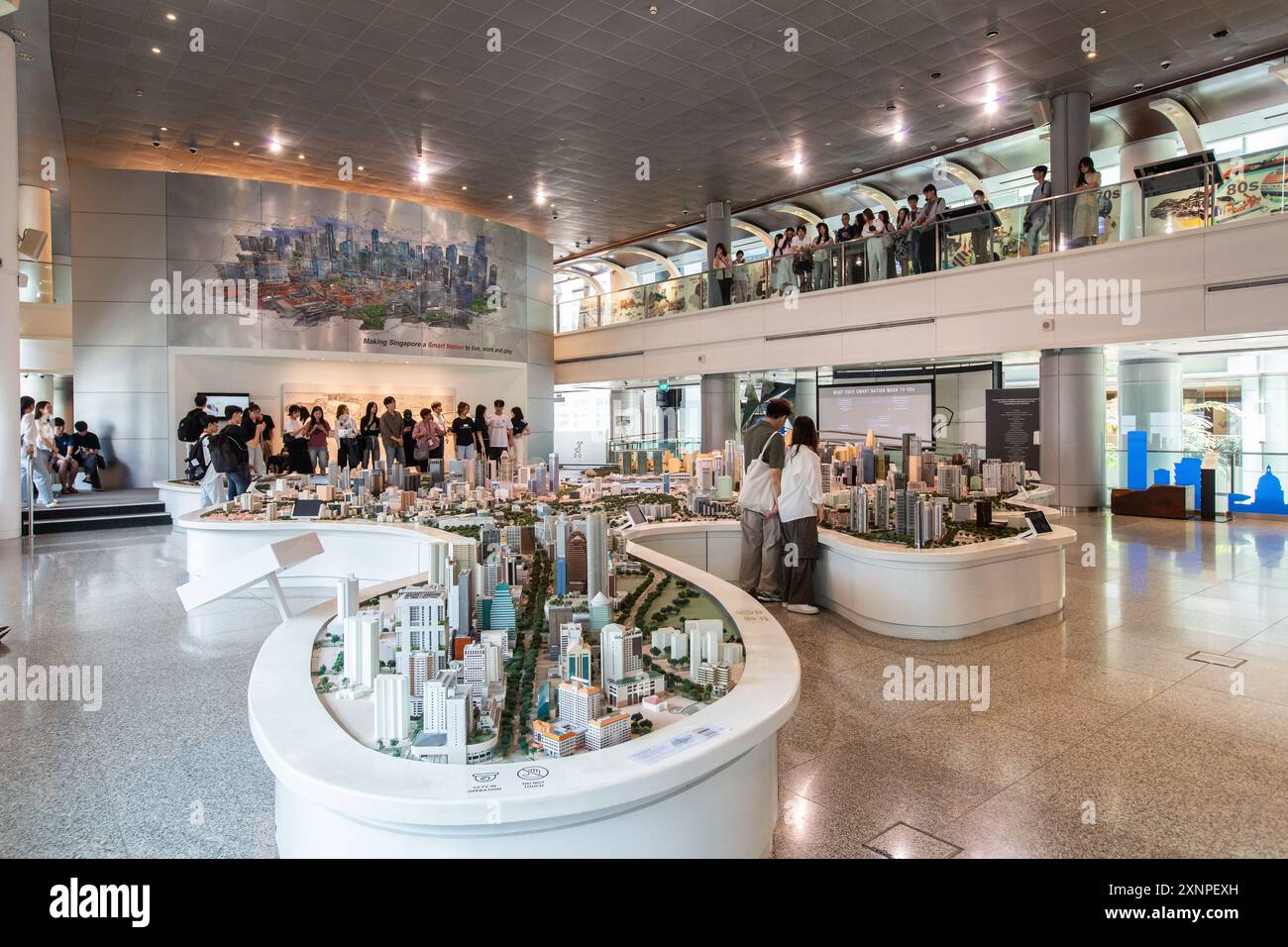 1 agosto 2024. La Galleria della città DI URA è visitata dai turisti per capire meglio come Singapore pianifica le sue infrastrutture della città. Sviluppo di città intelligenti. Foto Stock