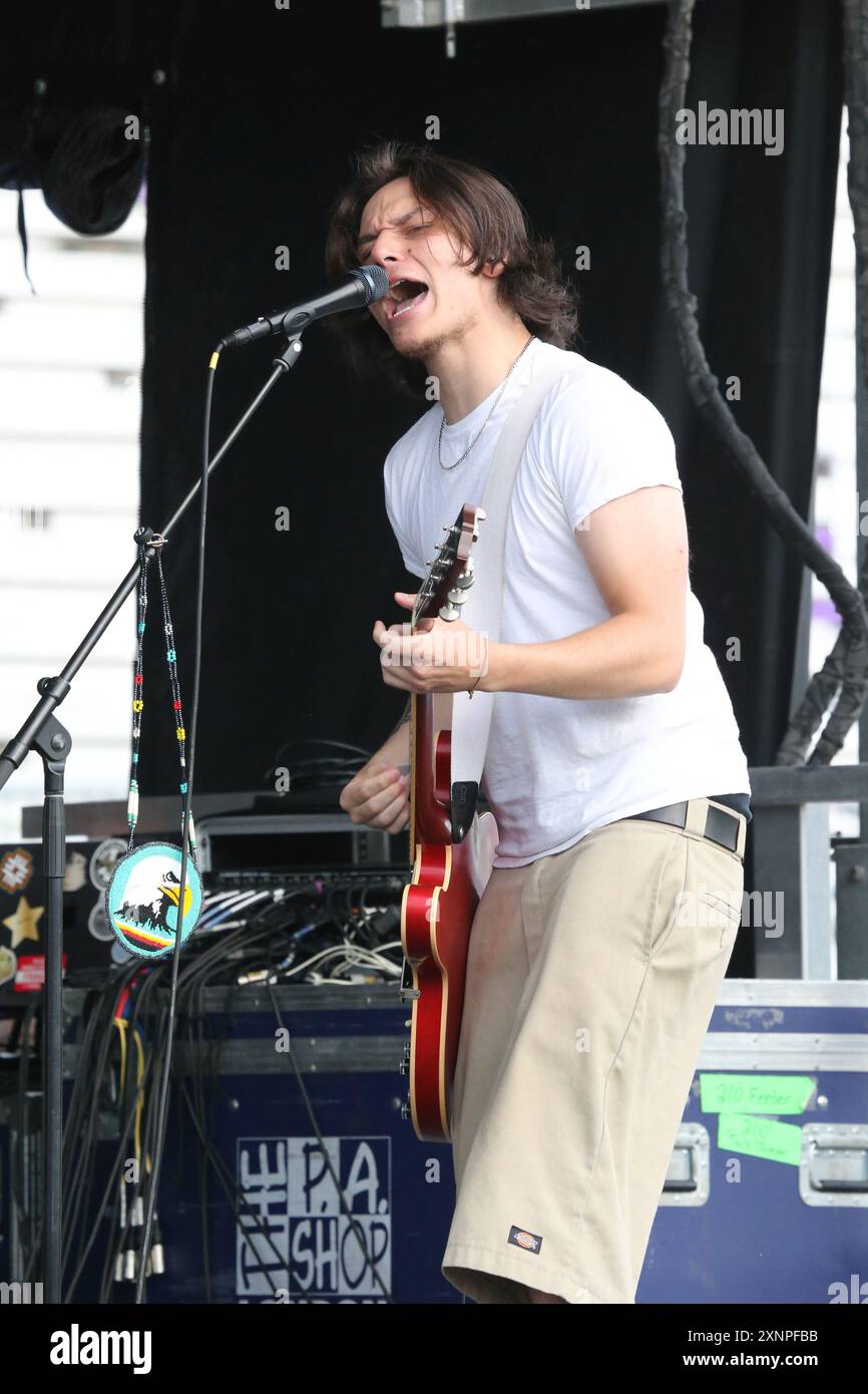 Londra, Canada. 1 agosto 2024. Il Western Alumni Stadium ospita la cerimonia di apertura delle partite estive dell'Ontario del 2024. L'artista locale di TikTok guida l'uomo comune sul palco per aprire lo spettacolo. Crediti: Luke Durda/Alamy Live News Foto Stock