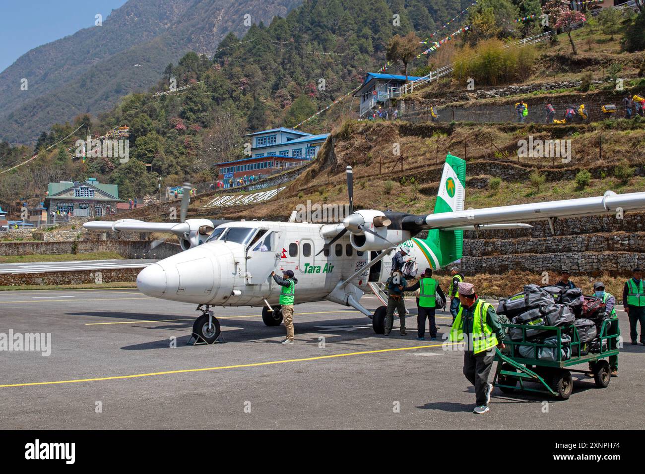 Aereo all'aeroporto di Ramechhap, da dove i voli si dirigono a Lukla all'inizio del sentiero per il campo base dell'Everest Foto Stock