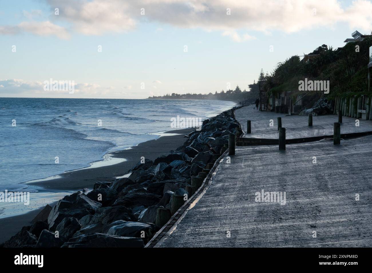 Le mura del mare proteggono le case dai cambiamenti climatici dall'erosione costiera a Raumati Beach, Kapiti, nuova Zelanda Foto Stock