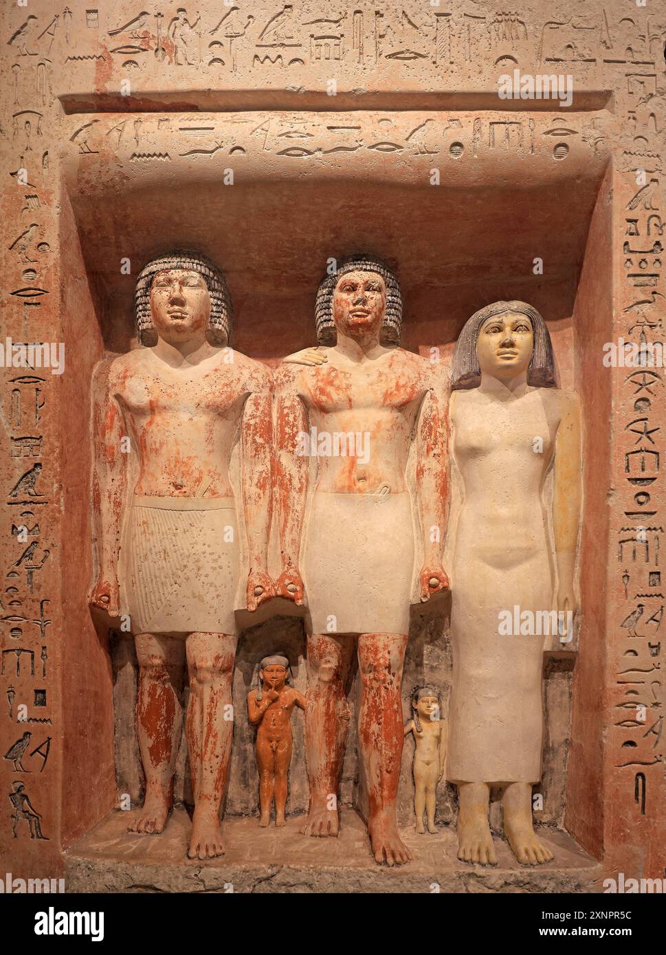 Pietra calcarea dipinta della statua del gruppo Pseudo di Penmeru in Egitto, Giza (Dinastia Vecchia Regno 5, 2465-2323 a.C., Museo di Belle Arti di Boston Foto Stock