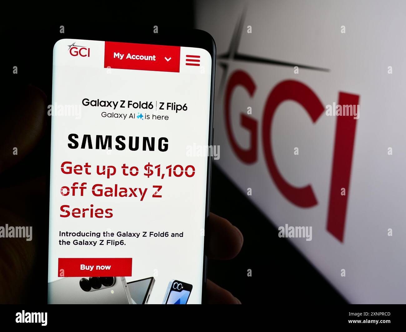 Persona che detiene un cellulare con pagina web della società di telecomunicazioni statunitense GCI Communication Corp. Davanti al logo. Messa a fuoco al centro del display del telefono. Foto Stock