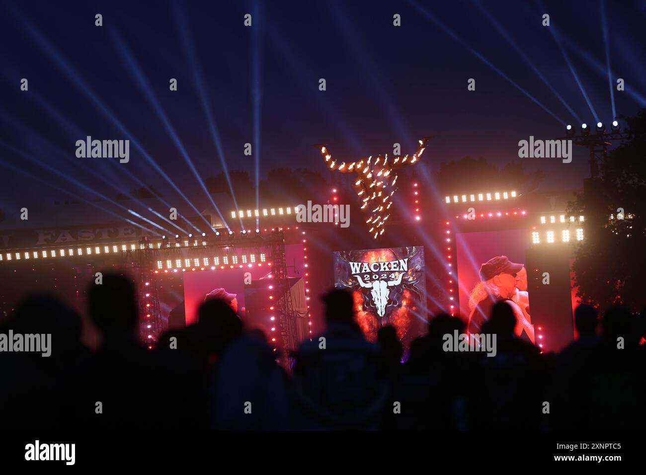 Wacken, Deutschland 31.Juli - 03. Agosto 2024: Wacken Open Air, WOA 2024, ein Metal-Festival in der Gemeinde Wacken in Schleswig-Holstein. Schleswig Holstein *** Wacken, Germania 31 luglio 03 agosto 2024 Wacken Open Air, WOA 2024, festival del metallo nel comune di Wacken nello Schleswig Holstein Schleswig Holstein Copyright: XFotostandx/xxSvenxBaehrx Foto Stock