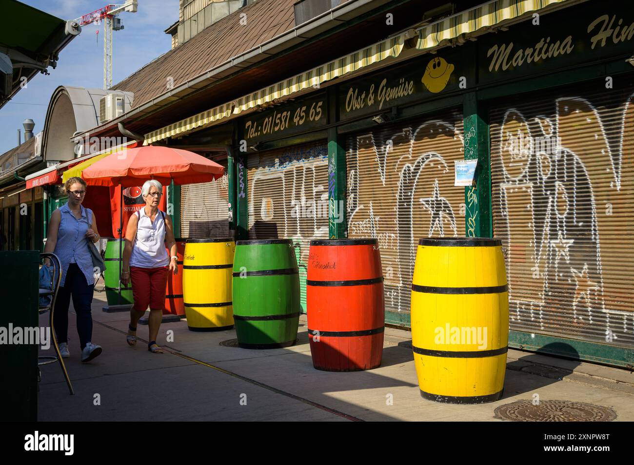 Vienna, Austria - 26 agosto 2022: Due donne che camminano attraverso un mercato di Vienna in una giornata di sole Foto Stock
