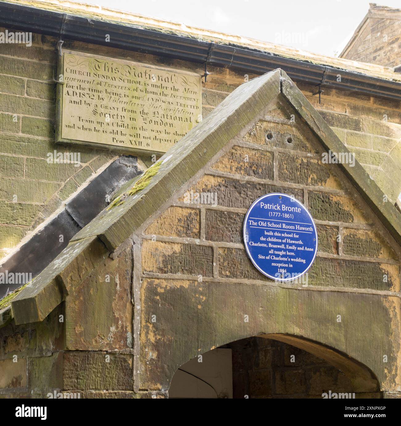 Cartello e targa sopra la porta della Old School Room a Howarth, Yorkshire, Inghilterra, Regno Unito Foto Stock