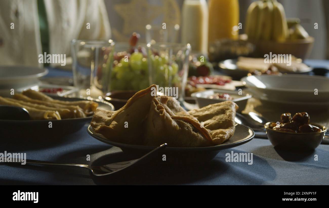 Primo piano di varietà di cibo durante il pasto Iftar sul Ramadan. Cucina araba, pranzo tradizionale mediorientale. Ramadan 'Iftar'. Il pasto mangiato dai musulmani Foto Stock