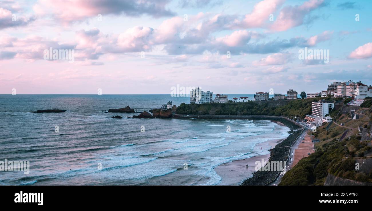 Vista panoramica al tramonto di Biarritz, Francia, con Virgin Rock sullo sfondo Foto Stock