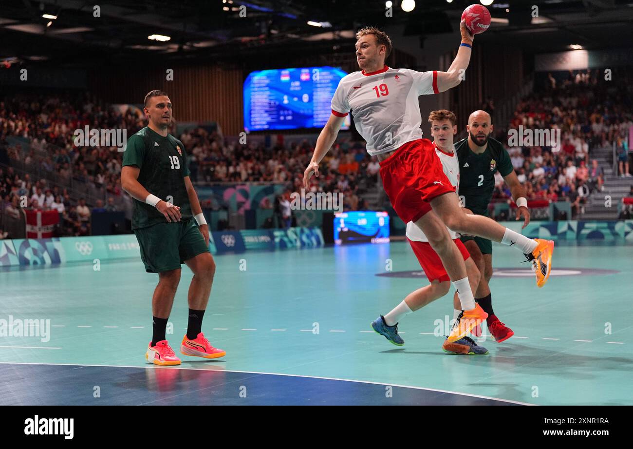 Mathias Gidsel (Danimarca) spara in rete durante la partita preliminare di pallamano del girone B maschile tra Danimarca e Ungheria il 7° giorno dei Giochi Olimpici di Parigi 2024 alla South Paris Arena 6 il 2 agosto 2024 a Parigi, Francia. Crediti: CAL Sport Media/Alamy Live News Foto Stock