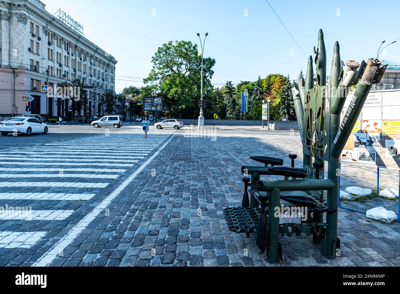 Questa installazione artistica, simile a un trono, è fatta dai resti di proiettili e bombe russe utilizzate negli attacchi contro l'Ucraina. Situato nel centro della città di Charkiv, Ucraina, visto venerdì 2 agosto 2024, questo pezzo è un potente simbolo di resistenza e sfida. L'uso di detriti militari per creare una sedia sottolinea la trasformazione degli strumenti di guerra in un'espressione di resilienza. L'iscrizione in russo, "Путин х**ло", si traduce in "Putin è un d*ckhead", un sentimento ampiamente condiviso tra gli ucraini che hanno sopportato la devastazione del conflitto in corso. (Foto VX/Vudi Foto Stock