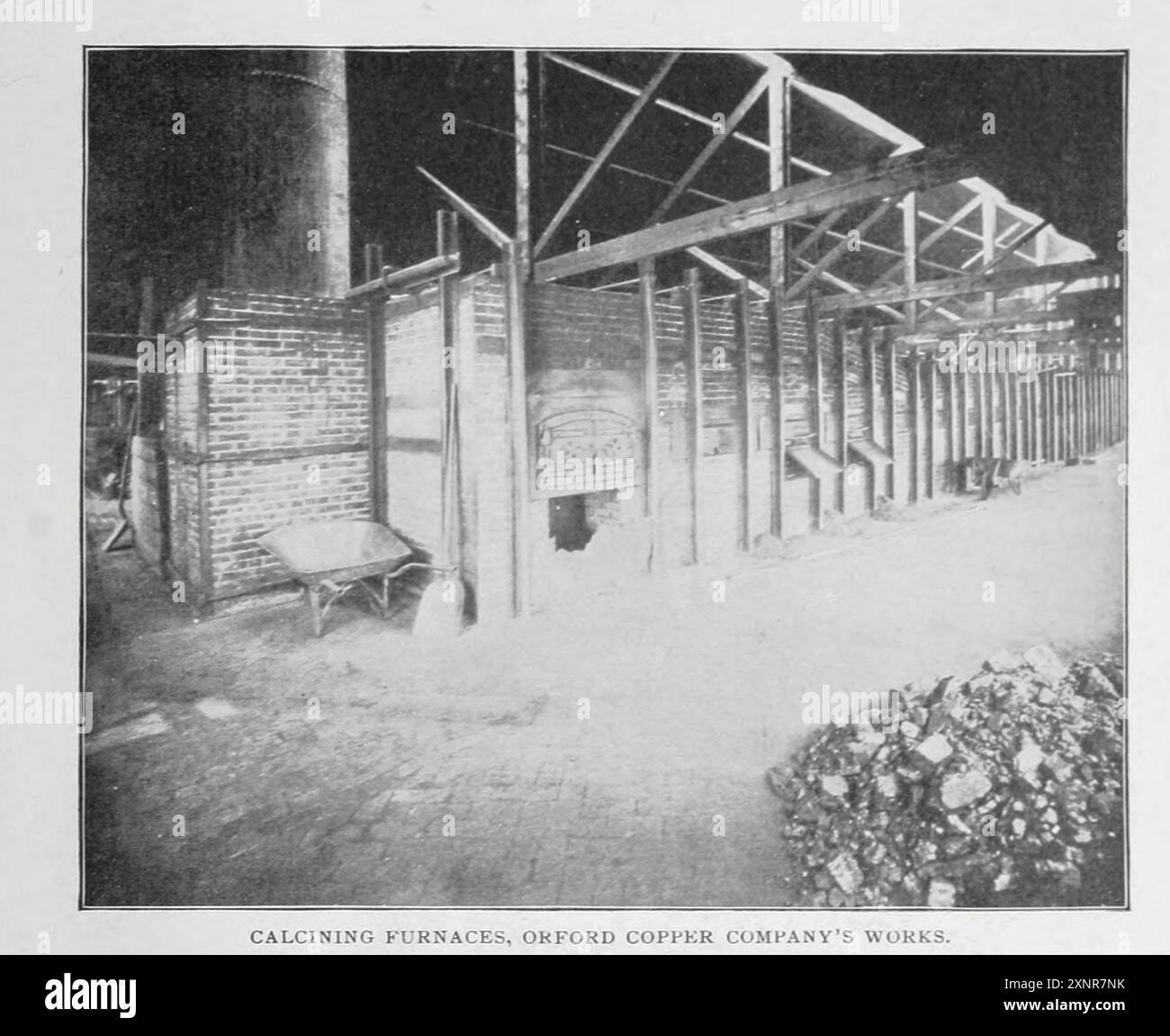 Calcining Furnaces Orford Copper Company Works, Constable's Hook, New Jersey, dall'articolo LA FORNITURA MONDIALE DI RAME. Di Frederick H. Hatch. Dalla rivista Engineering dedicata al progresso industriale volume XVIII 1899-1900 The Engineering Magazine Co Foto Stock