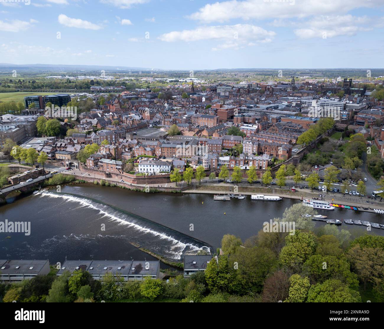 Veduta aerea del fiume Dee, del ponte ad arco e della diga nella città di Chester, Cheshire, Inghilterra Foto Stock