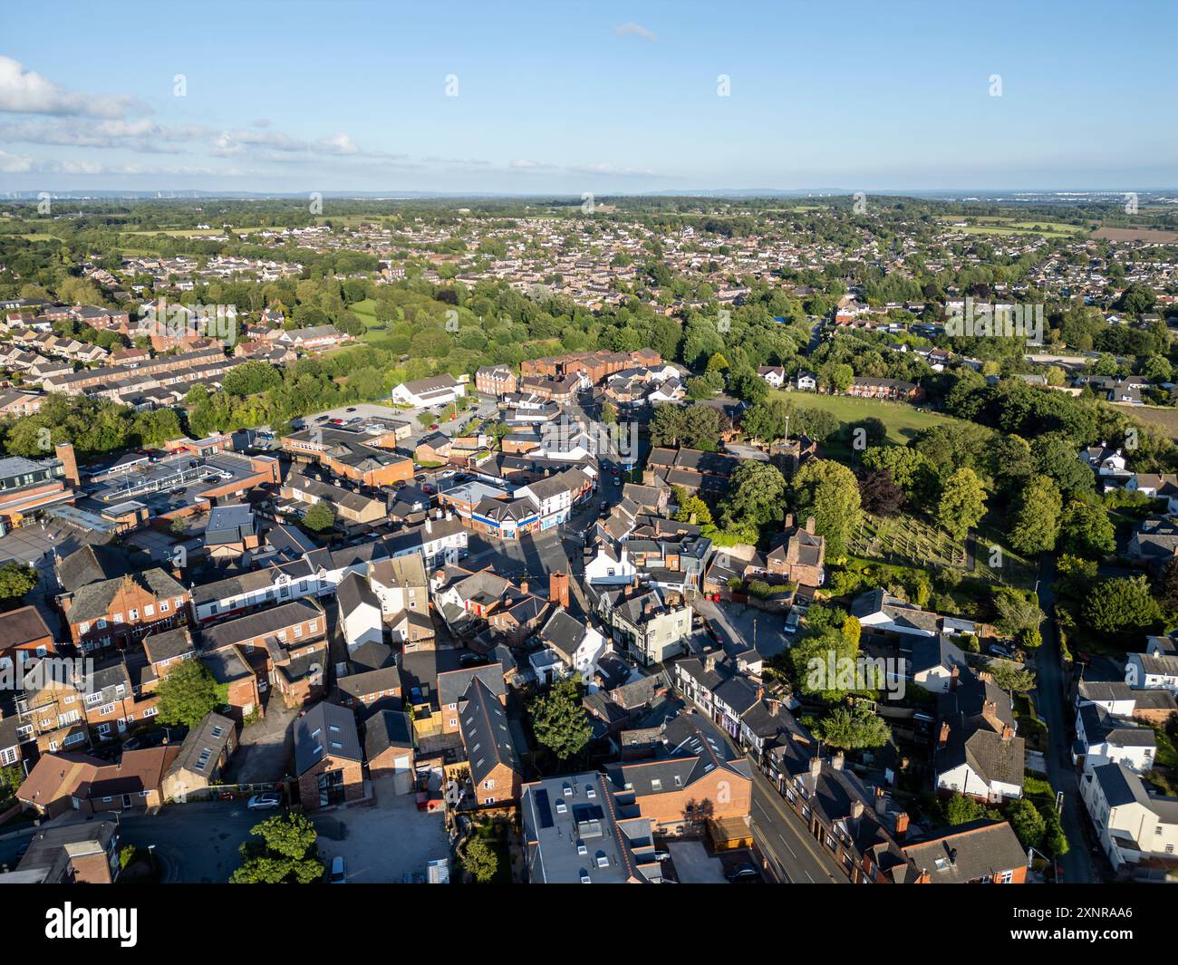 Vista aerea del centro del villaggio di Neston sulla penisola di Wirral, Merseyside, Inghilterra Foto Stock