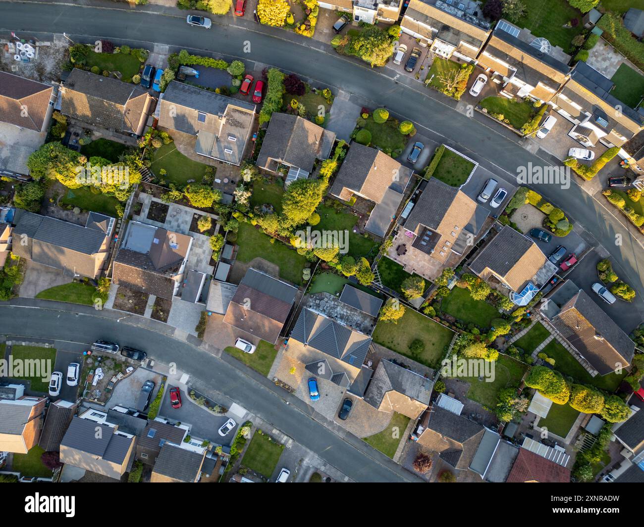 Vista aerea dall'alto verso il basso delle case inglesi e dei giardini, della penisola di Wirral, di Merseyside, Inghilterra Foto Stock