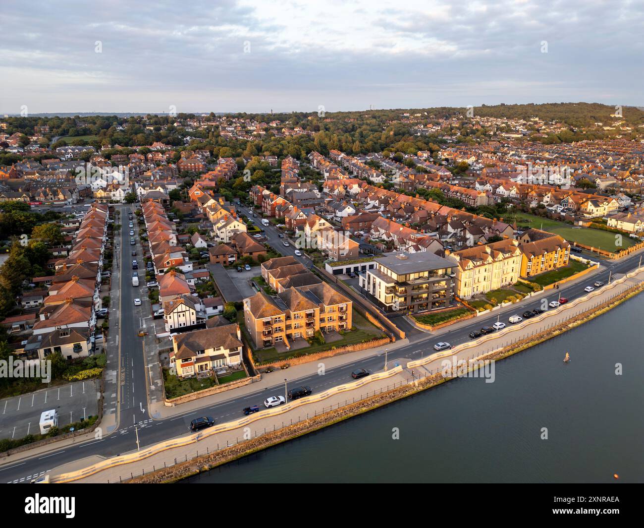 Vista aerea del villaggio di West Kirby e del lago marino, Wirral, Cheshire, Inghilterra Foto Stock