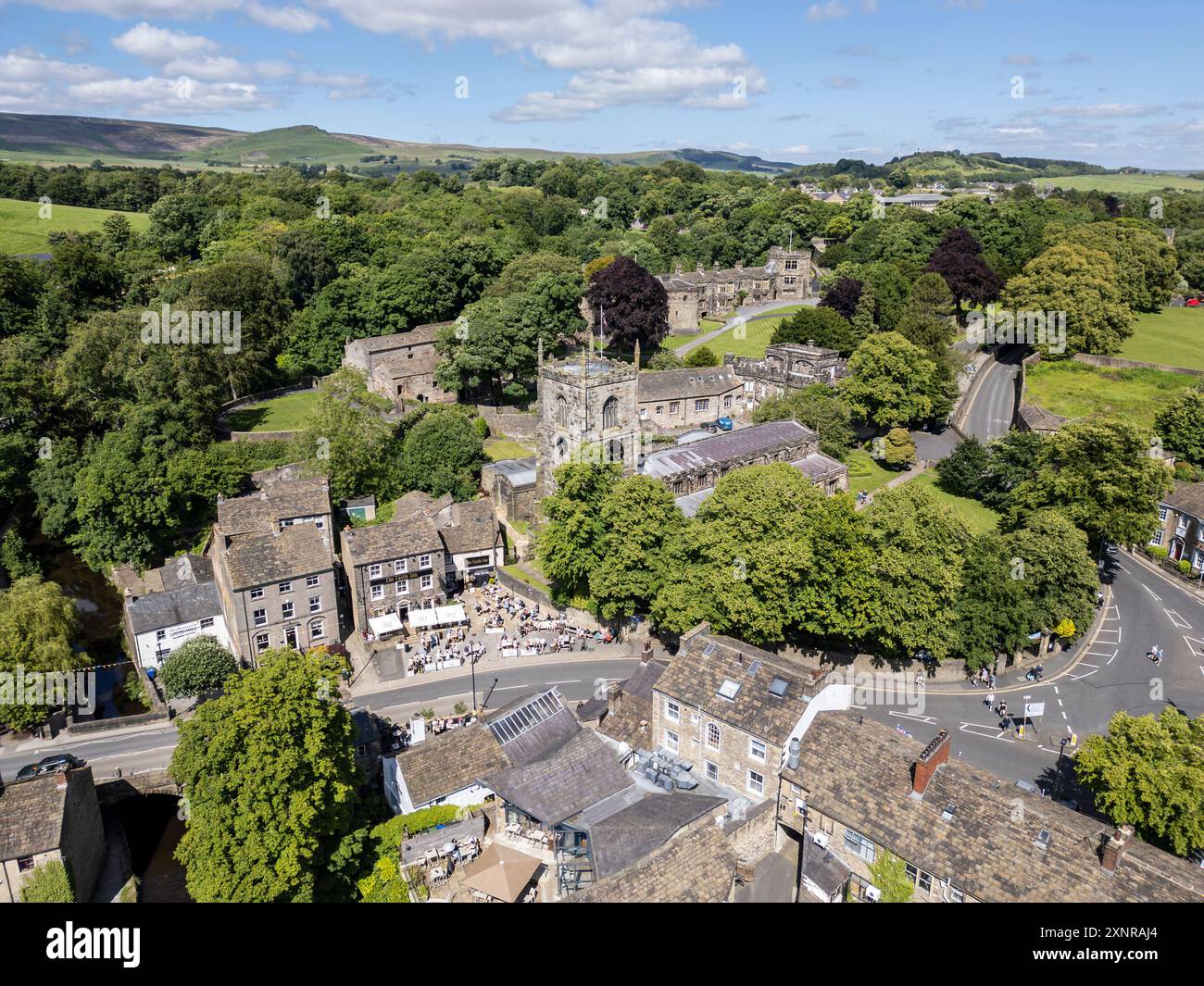 Skipton Castle Inn pub e Holy Trinity Church, North Yorkshire, Yorkshire, Inghilterra Foto Stock