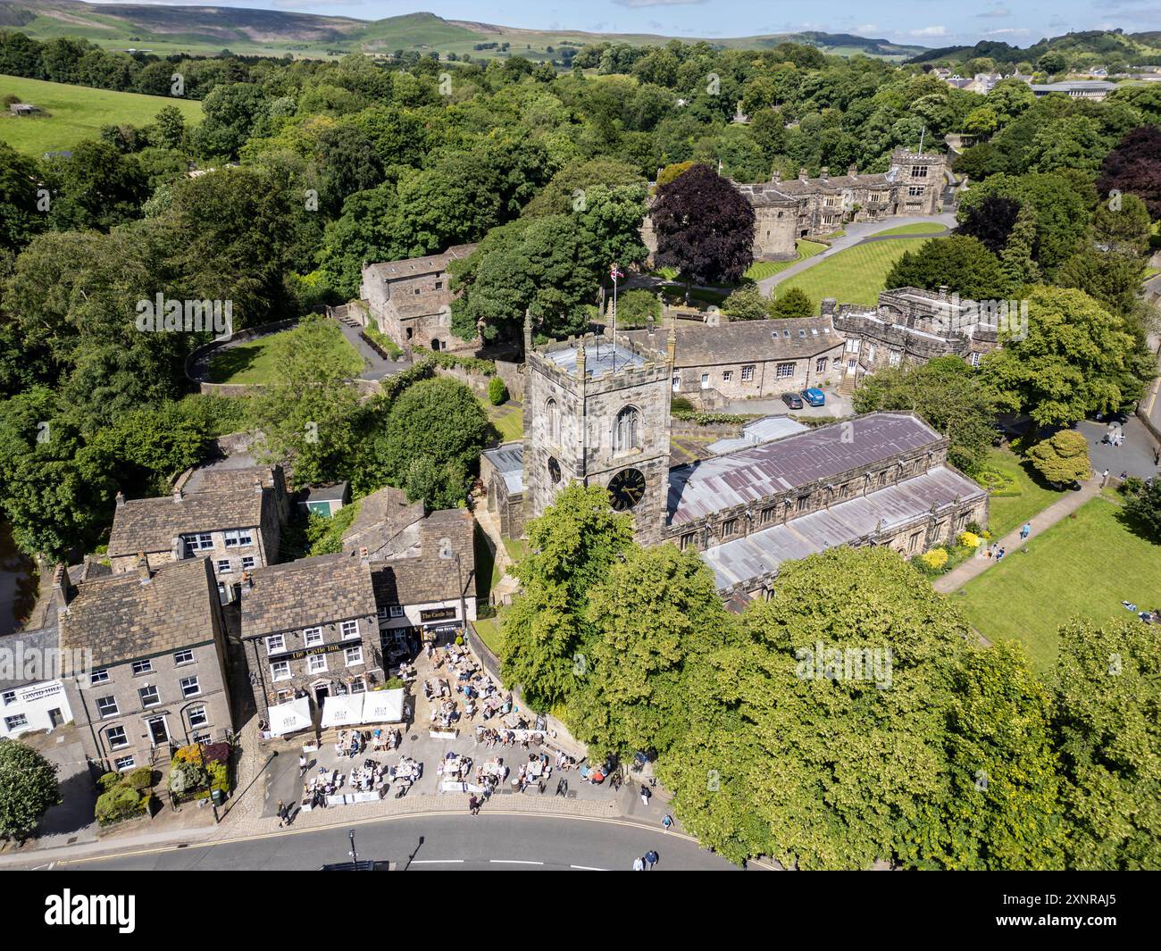 Skipton Castle Inn pub e Holy Trinity Church, North Yorkshire, Yorkshire, Inghilterra Foto Stock