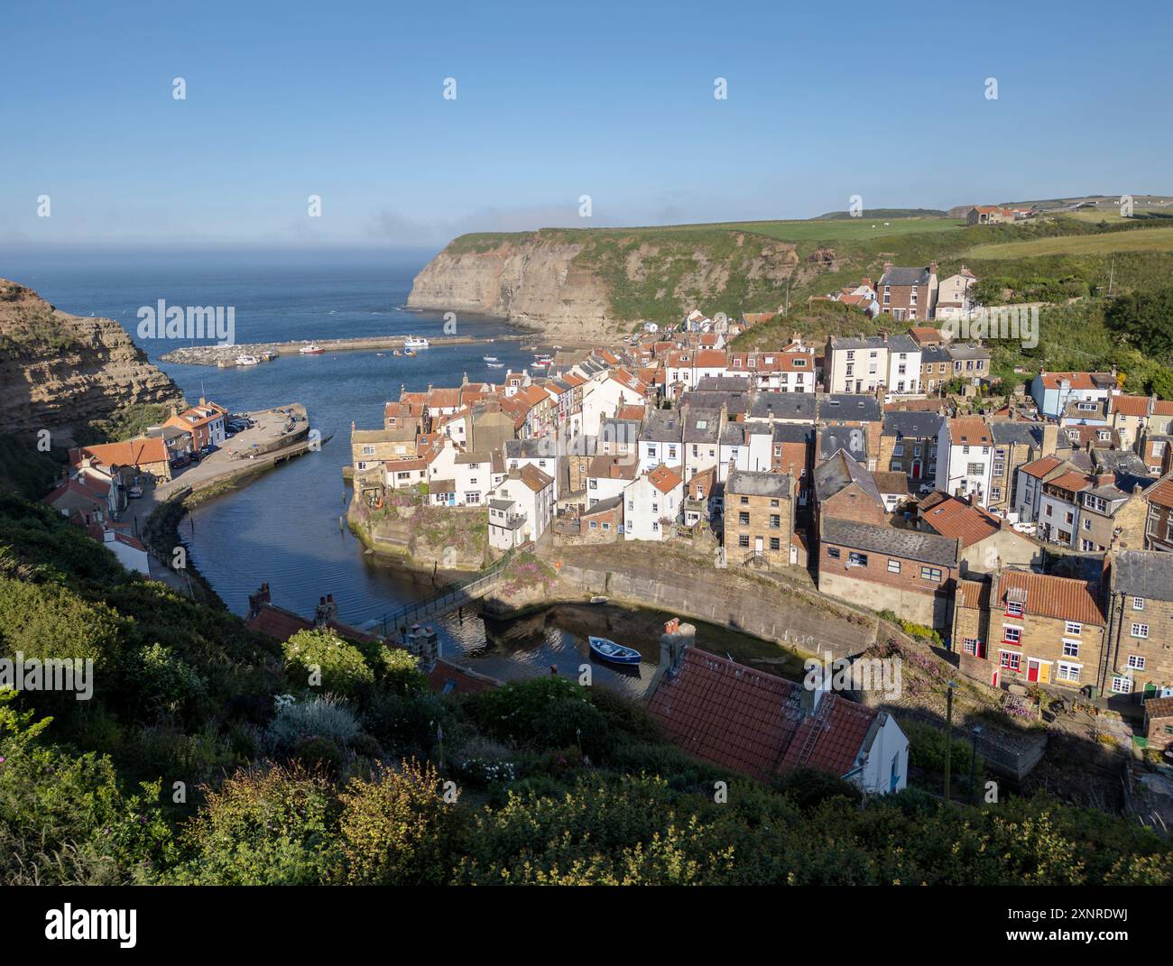 Vista aerea del villaggio di pescatori e del porto di Staithes, North Yorkshire, Inghilterra. Foto Stock
