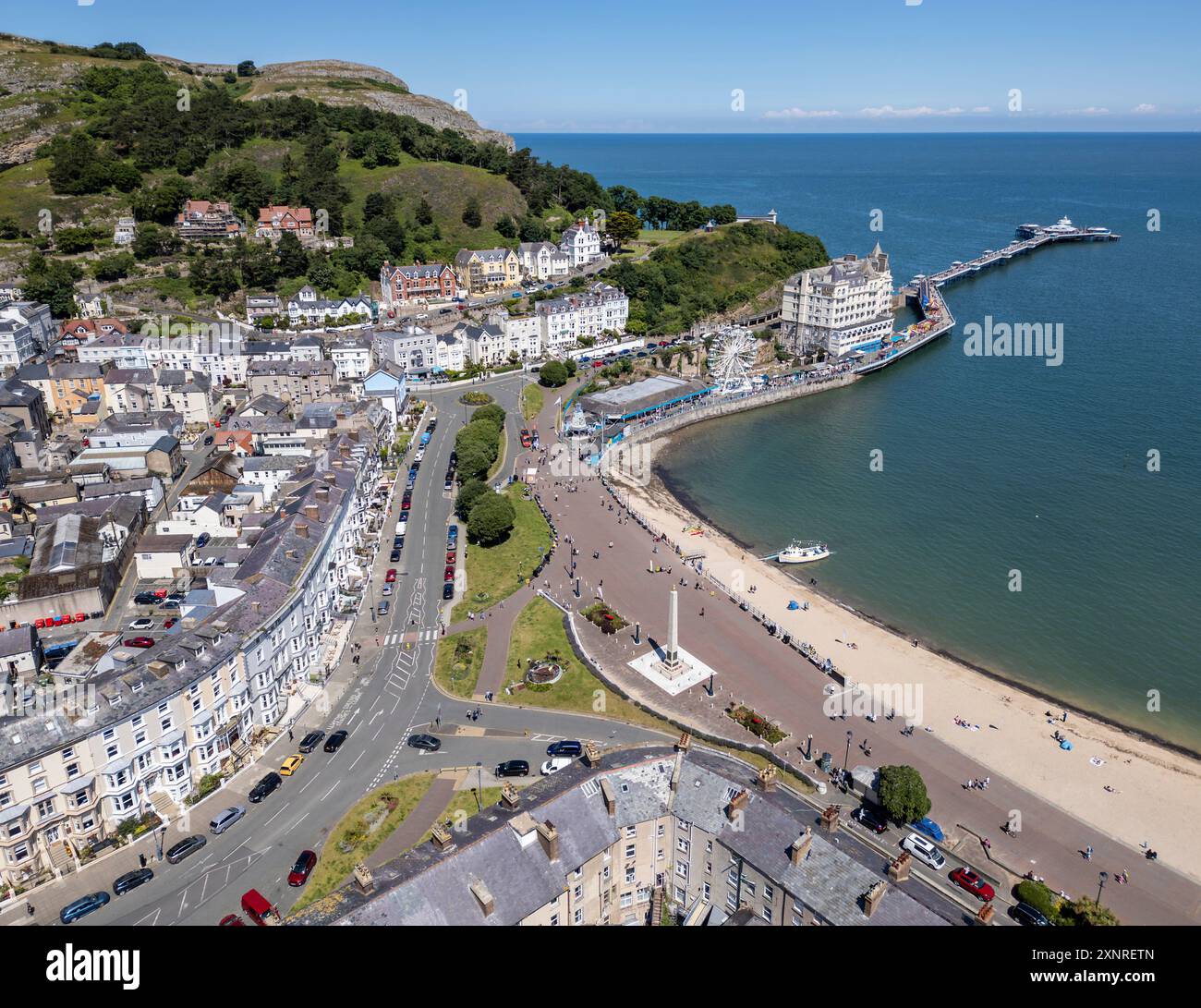 Vista aerea verso il centro e il molo di Llandudno, Galles del Nord, Gran Bretagna Foto Stock