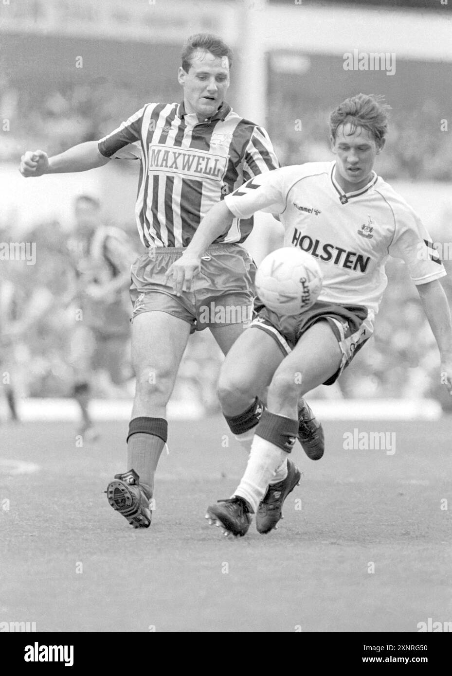 Gary Lineker, Spurs, protegge la palla da Alex Watson, Derby County Foto Stock