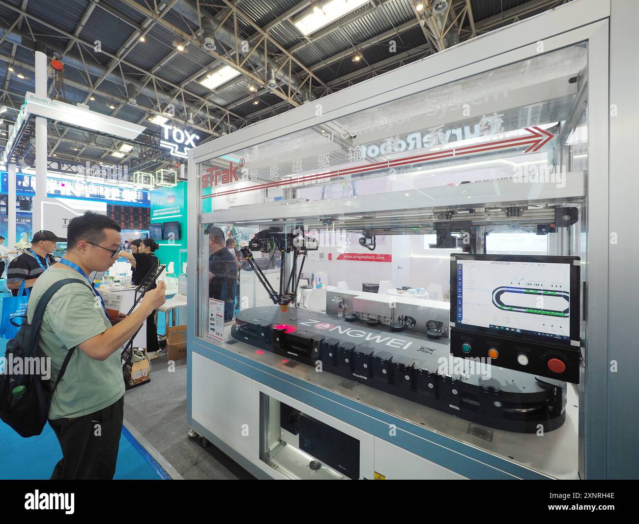 PECHINO, CINA - 2 AGOSTO 2024 - i visitatori visitano il "Intelligent Magnetic Drive Convertiying System" al 13° Beijing International Automobile Manuf Foto Stock