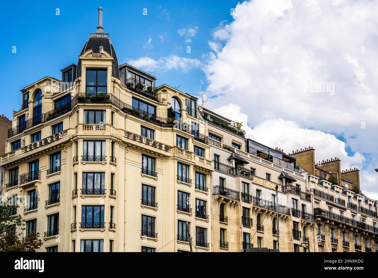 Scorcio di Rue Caulaincourt, con tipici edifici residenziali parigini, nel Butte di Montmartre, XVIII arrondissement di Parigi, Francia. Foto Stock