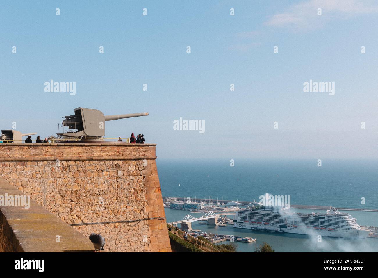 La torretta del castello di Montjuic si affaccia sul porto Foto Stock