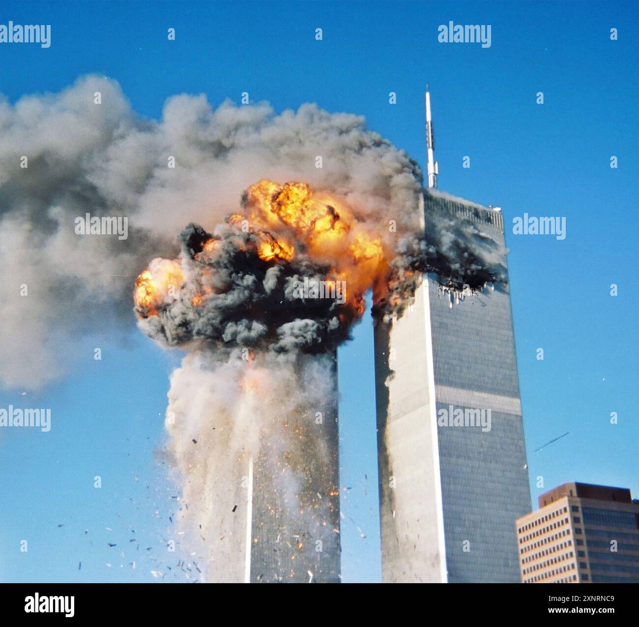 WORLD TRADE CENTER, New York, la torre sud è stata colpita dal volo United Airlines 175 l'11 settembre 2001. Foto: ICF9/11S Foto Stock