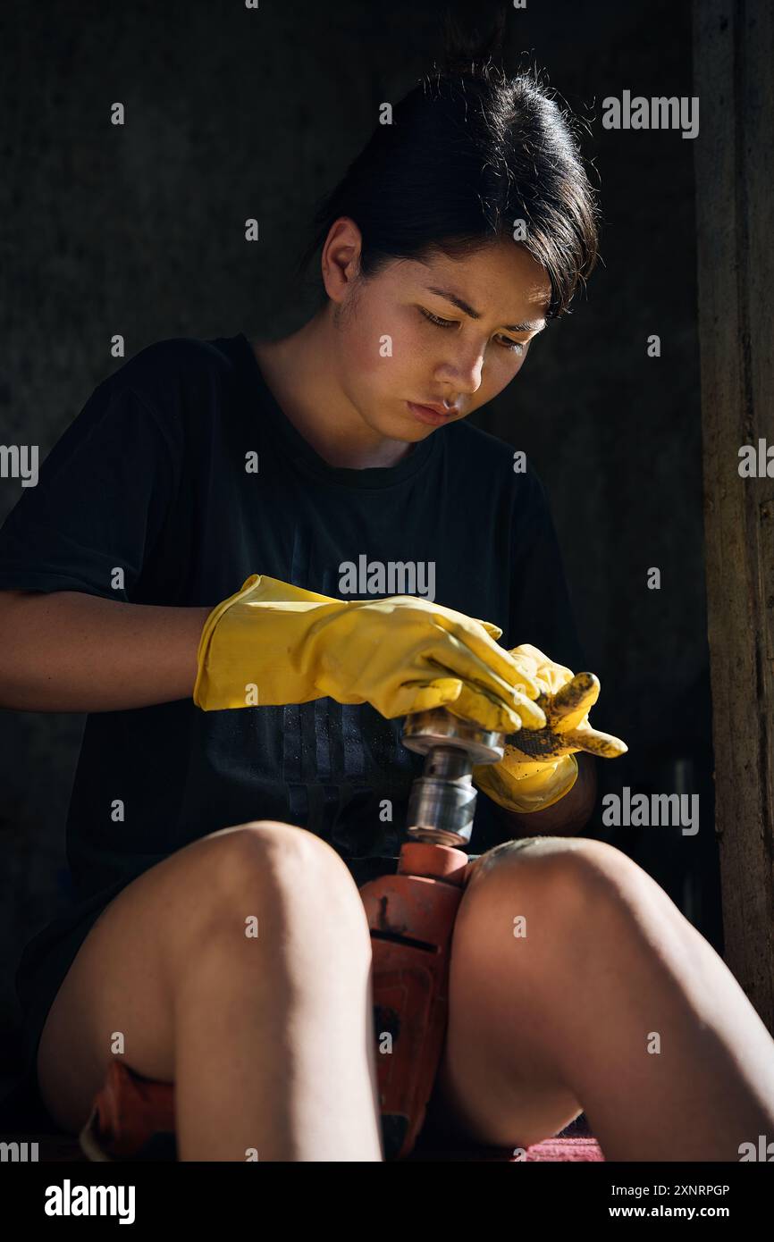 Una donna lucida una pietra con un attrezzo speciale, primo piano Foto Stock