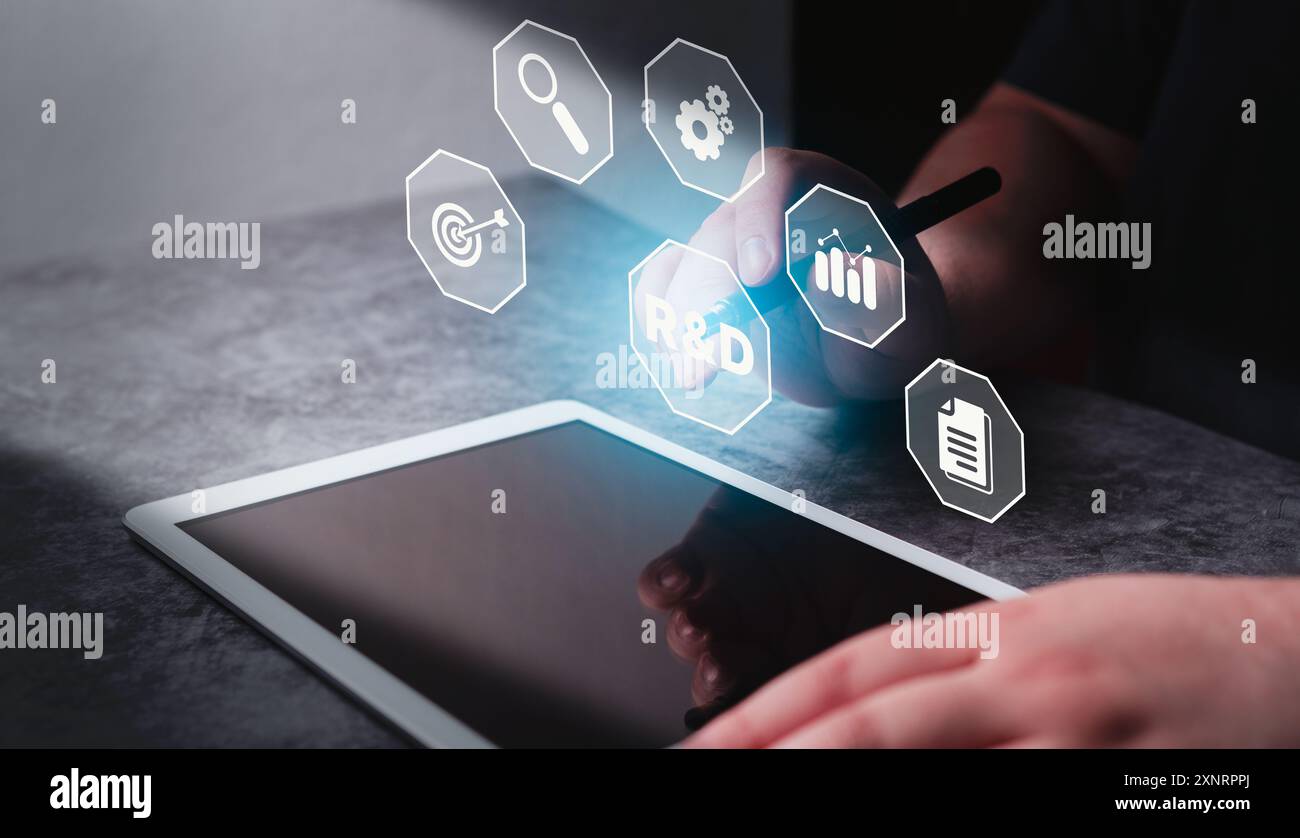 Donna utilizza un tablet digitale che punta l'interfaccia virtuale di ricerca e sviluppo. Ricerca e sviluppo per riminare il processo di sviluppo di nuovi prodotti. Foto Stock