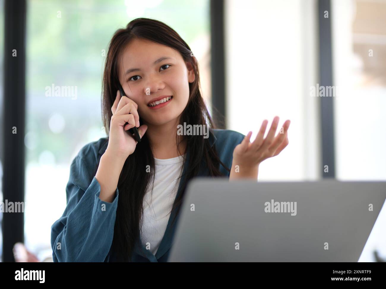 Una donna sta parlando al cellulare Foto Stock