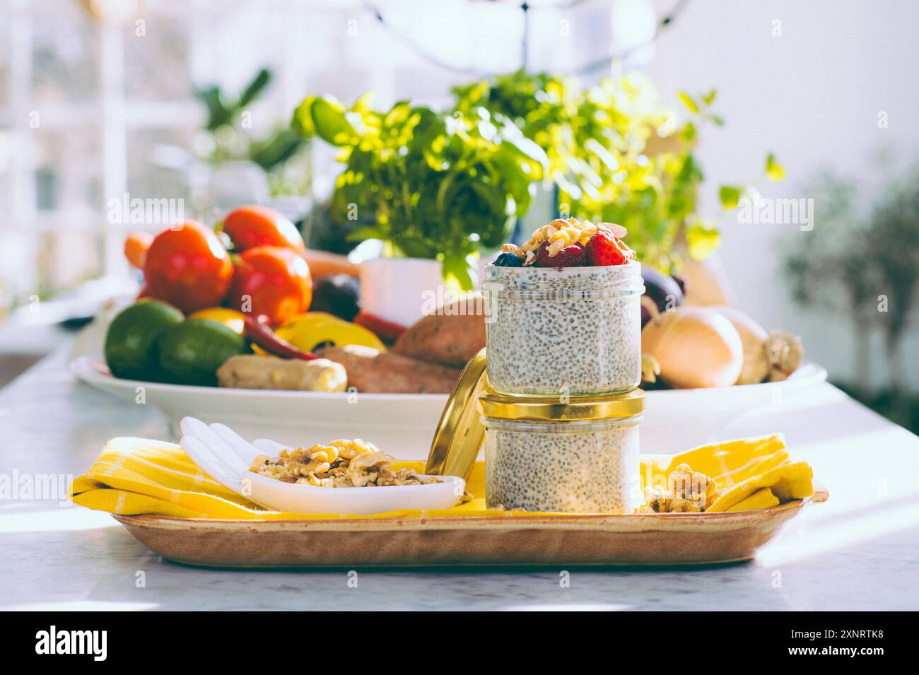 Cucina sana - budino vegano di chia con frutti di bosco e noci Foto Stock