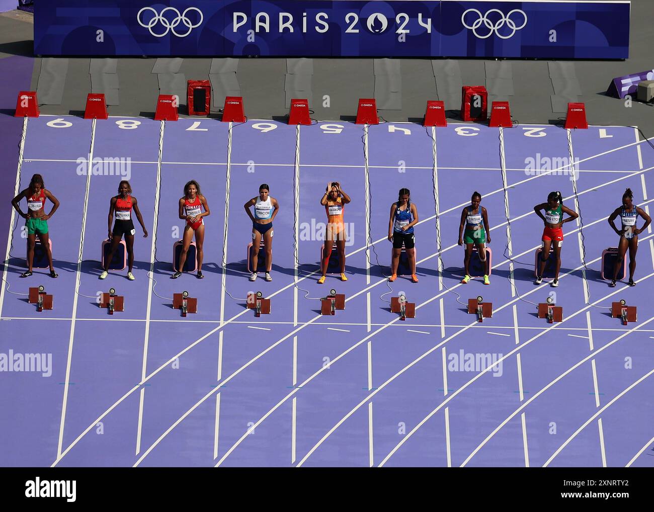 Parigi, Francia. 2 agosto 2024. Le atlete reagiscono prima del 100 turno preliminare femminile di atletica leggera ai Giochi Olimpici di Parigi 2024 a Parigi, Francia, 2 agosto 2024. Crediti: Xu Chang/Xinhua/Alamy Live News Foto Stock