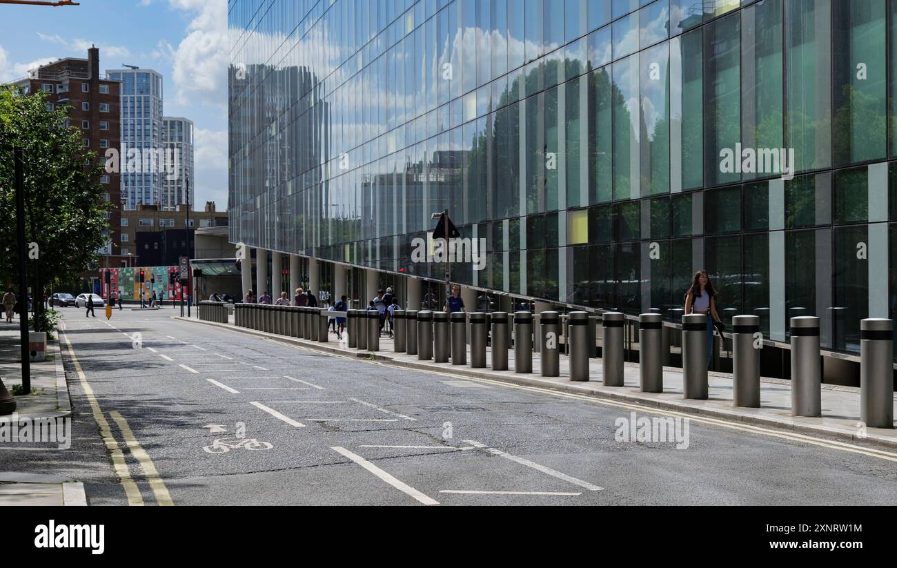 Londra - 06 10 2022: Persone che camminano su Union St con Blackfriars Rd sullo sfondo Foto Stock