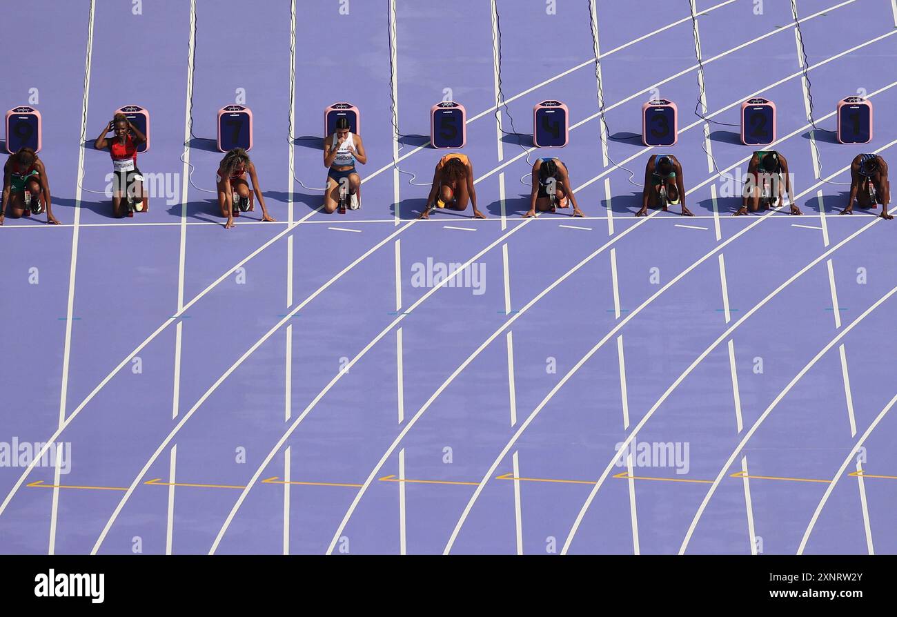 Parigi, Francia. 2 agosto 2024. Le atlete si preparano prima del 100 turno preliminare femminile di atletica leggera ai Giochi Olimpici di Parigi 2024 a Parigi, Francia, 2 agosto 2024. Crediti: Xu Chang/Xinhua/Alamy Live News Foto Stock