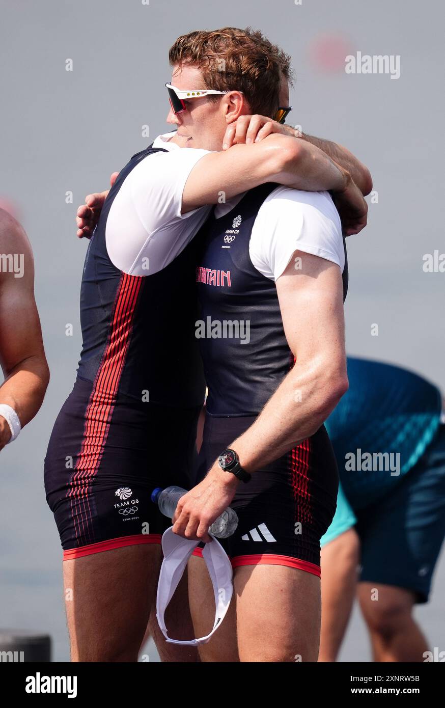 Ollie Wynne-Griffith e Tom George (a destra) della Gran Bretagna reagiscono dopo aver vinto l'argento nella finale di Rowing Men's Pair allo Stadio Nautico Vaires-sur-Marne il settimo giorno dei Giochi Olimpici di Parigi 2024 in Francia. Data foto: Venerdì 2 agosto 2024. Foto Stock