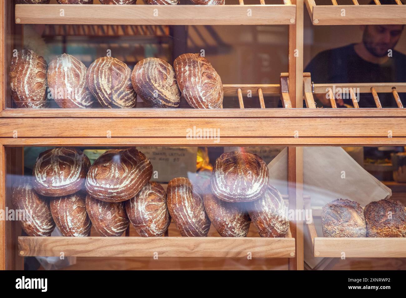 Londra, Regno Unito - 25 gennaio 2024 - pani appena sfornati in mostra al Pavilion Bakery nel mercato di Broadway Foto Stock