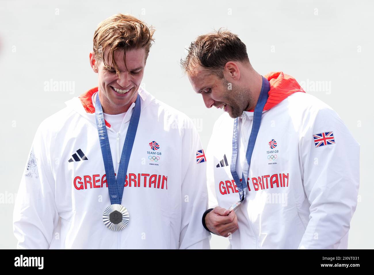 Ollie Wynne-Griffith e Tom George della Gran Bretagna ricevono la loro medaglia d'argento durante la cerimonia per la finale di canottaggio maschile allo Stadio Nautico Vaires-sur-Marne il settimo giorno dei Giochi Olimpici di Parigi 2024 in Francia. Data foto: Venerdì 2 agosto 2024. Foto Stock