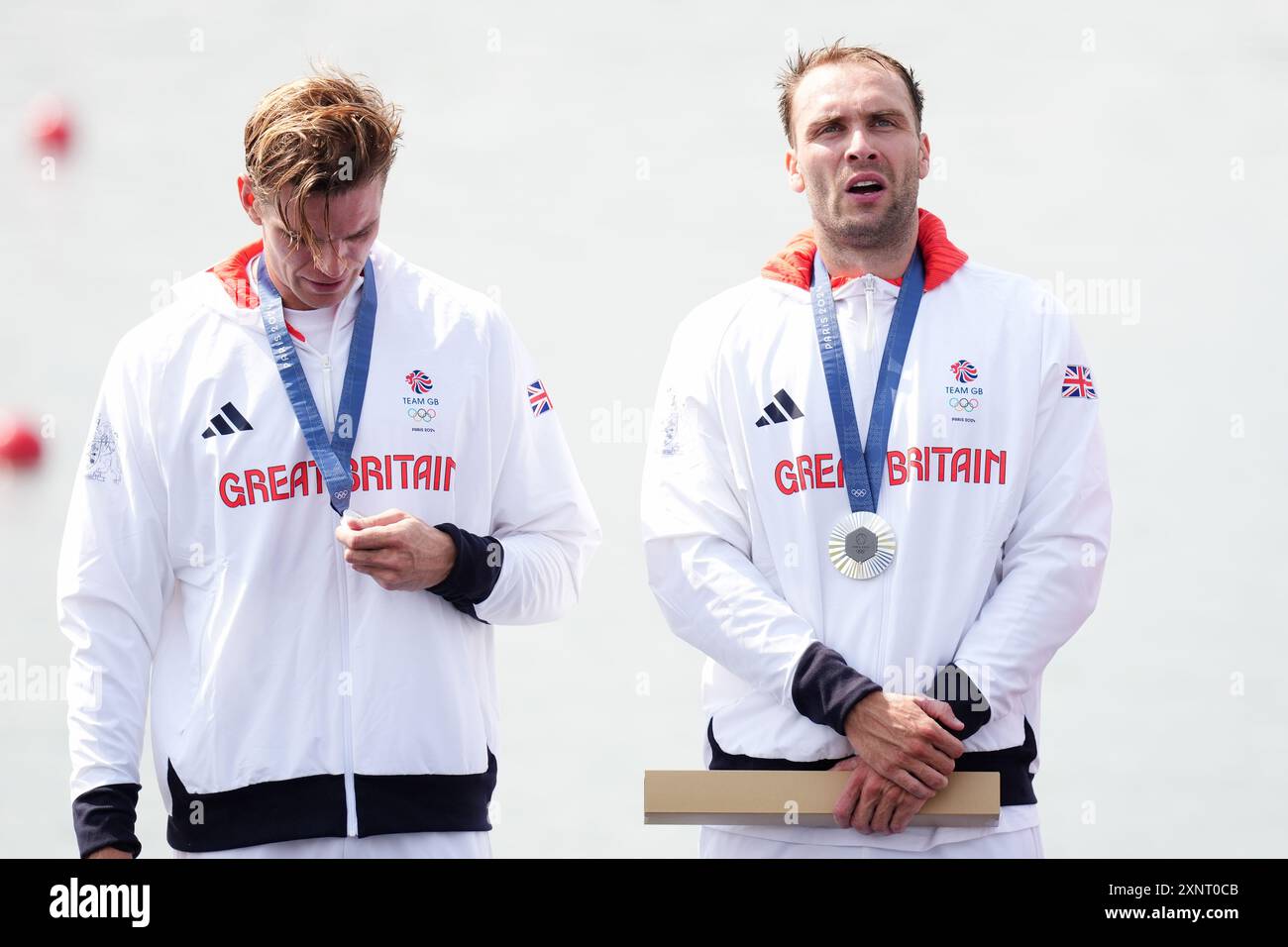 Ollie Wynne-Griffith e Tom George della Gran Bretagna ricevono la loro medaglia d'argento durante la cerimonia per la finale di canottaggio maschile allo Stadio Nautico Vaires-sur-Marne il settimo giorno dei Giochi Olimpici di Parigi 2024 in Francia. Data foto: Venerdì 2 agosto 2024. Foto Stock