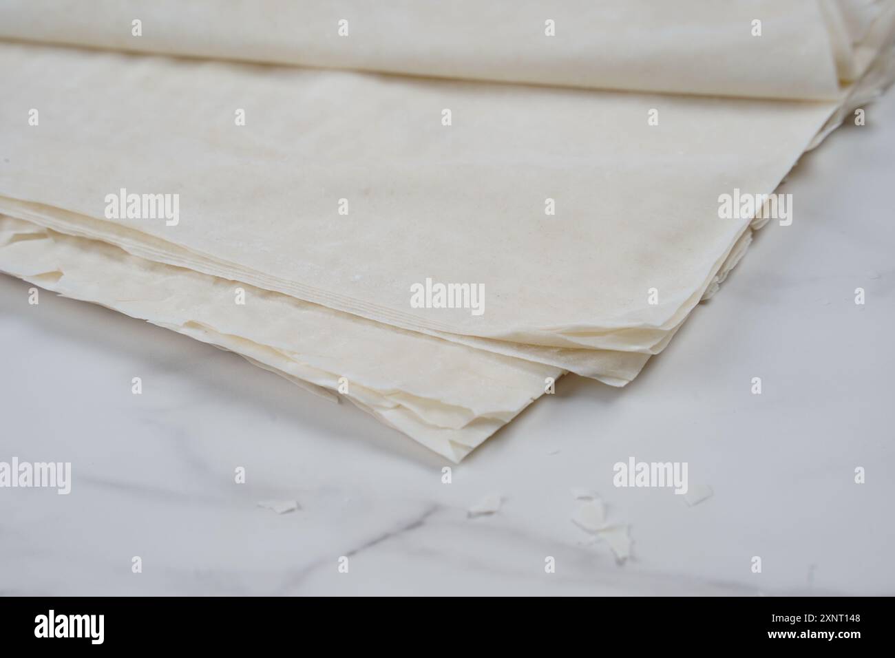 Strati di impasto filo su un tabellone. Foto Stock